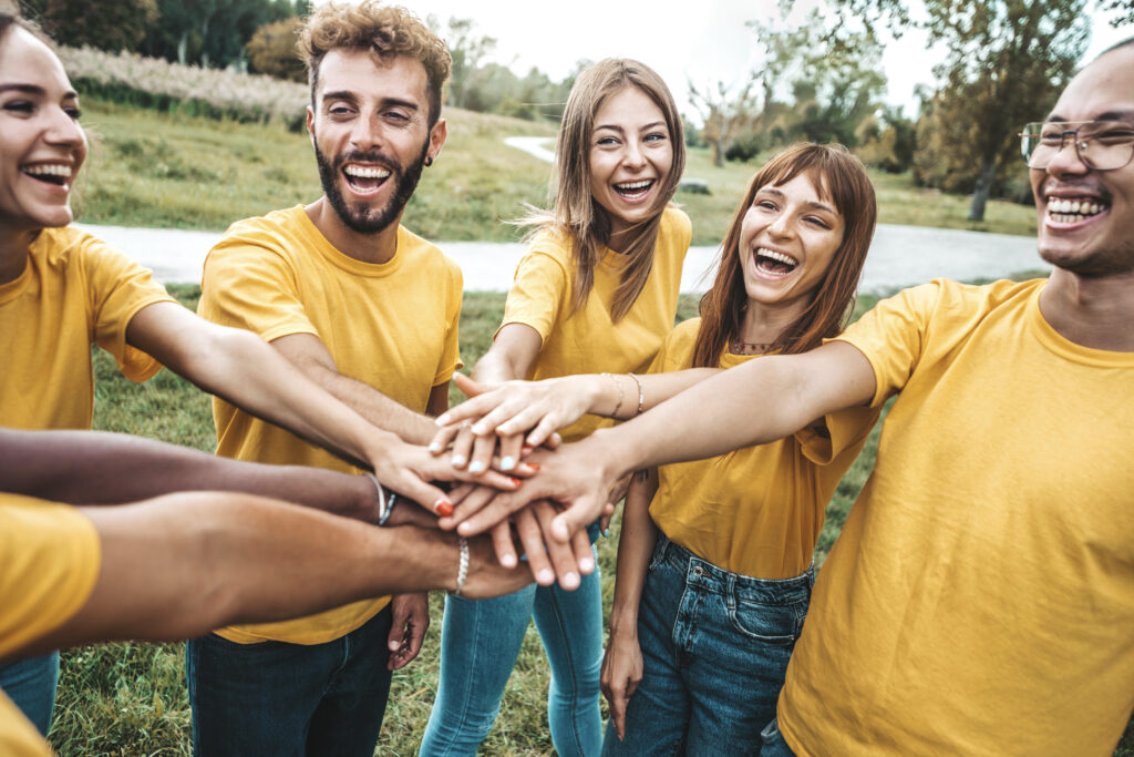 asociados de la cooperativa coonservir felices y en solidaridad