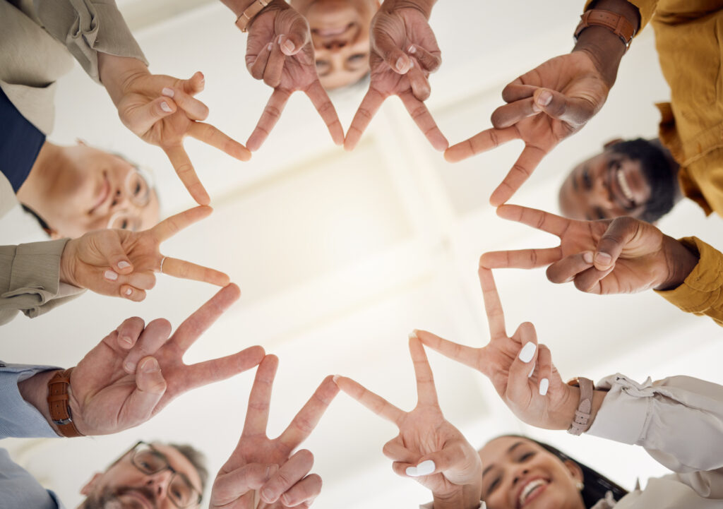 Personas trabajando en equipo representando el cooperativismo